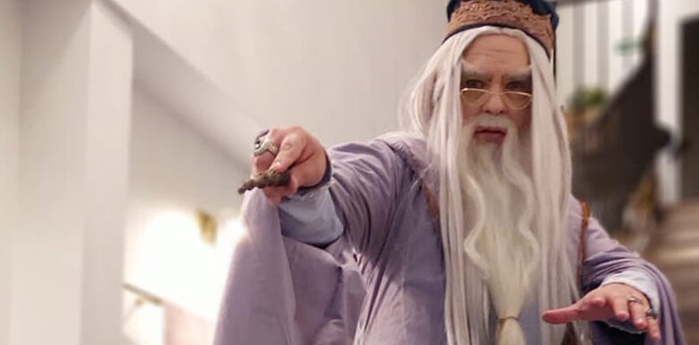 imagem de cosplay do dumbledor em pose de magia