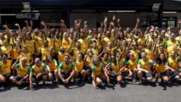 Delegação brasileira de atletismo posando para foto em Paris,