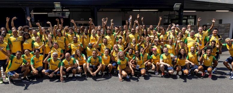 Delegação brasileira de atletismo posando para foto em Paris,