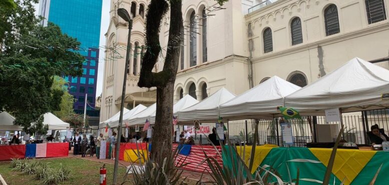 imagem lateral da igreja de Moema com barraquinhas ao lafo