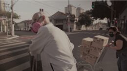 imagem do padre julio lancellotti de mascara durante a pandemia empurrando um carrinho de supermercado em uma rua