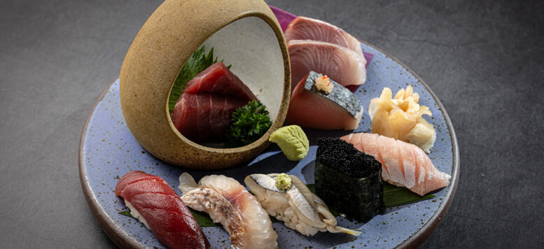 Japan House terá experiência gastronômica da provincia de Kagoshima com a chef Telma Shiraishi (imagem de um prato escuro redondo com shishis - foto Rafael Salvador)