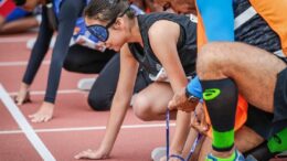 imagem de atleta cega preparada para largada de corrida