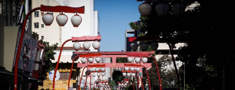 imagem dos postes de luz em estilo japonês, tipicos da Liberdade.