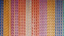 cortinas coloridas feitas em fios de lacres de metal, ou outro metal