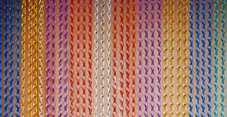 cortinas coloridas feitas em fios de lacres de metal, ou outro metal