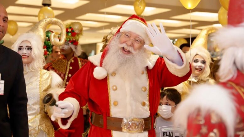 papai noel com diversos personagens atrás dele,