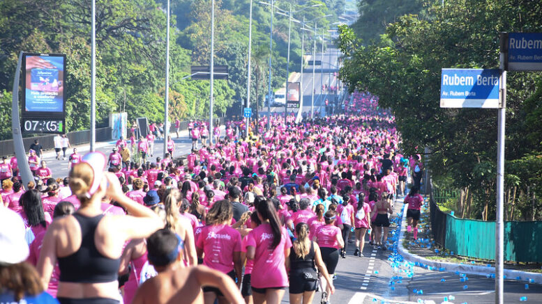 corrida de rua, corredores indopela rubem berta num mar cor de rosa