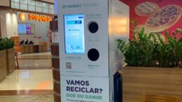 máquina que recolhe latas e garrafas em uma praça de alimentação do shopping