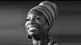 imagem em preto e branco da cantora Nina Simone sorrindo.