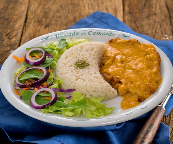 bobó vegê com salada e arroz de acompanhamento