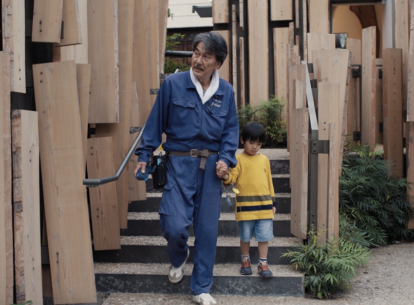 japones de meia idade, com uniforme de limpeza, descendo uma escada dando a mão a um garotinho