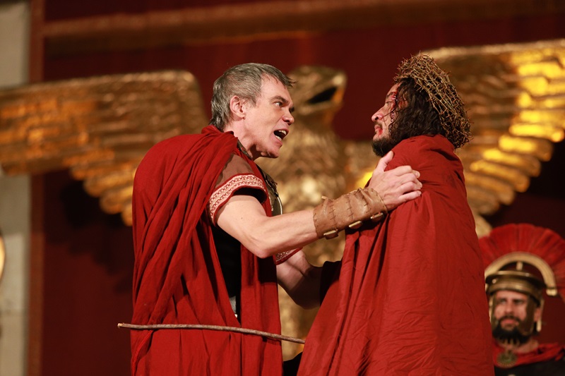 Dalton Vigh como Pilatos e Allan Souza Lima no papel de Jesus