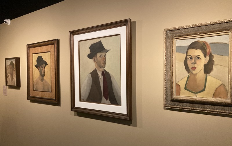 retratos, incluindo ao centro, dois auto retratos de Pancetti.
