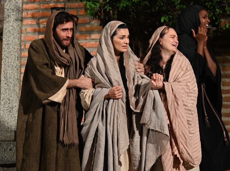 tres atrizes com Mayana Neiva ao centro com Maria, mãe de Jesus