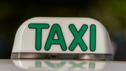 imagem de um luminoso de táxi de colocar no teto do carro, com as letras em verde.