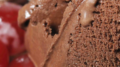 imagem de um sorvete de chocolate e cerejas marrasquino ao lado.