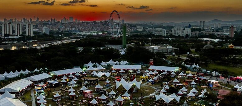 visão aéarea do festival, no por do sol