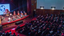 imagem de um auditório com platéia lotada e tambores japoneses no palco