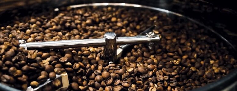 grãos de café em uma máquina para torrá-los