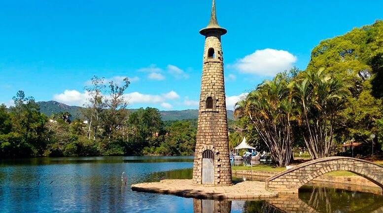 paisagem de atibaia com um farol (?) a baira do lago