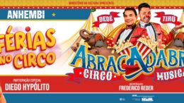 baner do espetáculo com os dizeres Férias no Circo e Abracadabra Circo Musical. Os desenhos das três estrelas Diego Hypolito, Dedé Santana e Tirú, e seus nomes escritos.