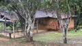 imagem de uma casa de pau-a-pique em um local arborizado