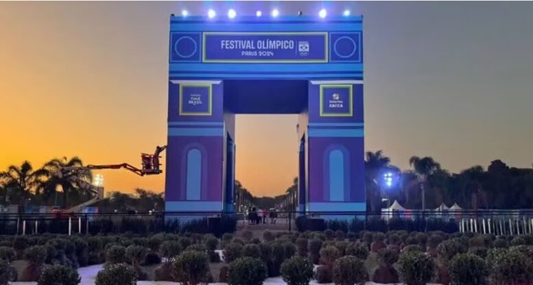 imagem de um 'arco do triunfo' azul montado no parque villa lobos