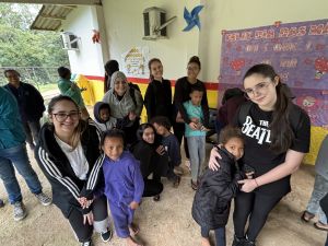 jovens estudantes volunt´rios com crianças do quilombo