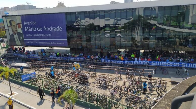 vista da passarela a lateral do predio do memorial da AM com centenas de bikes estacionadas na área interna