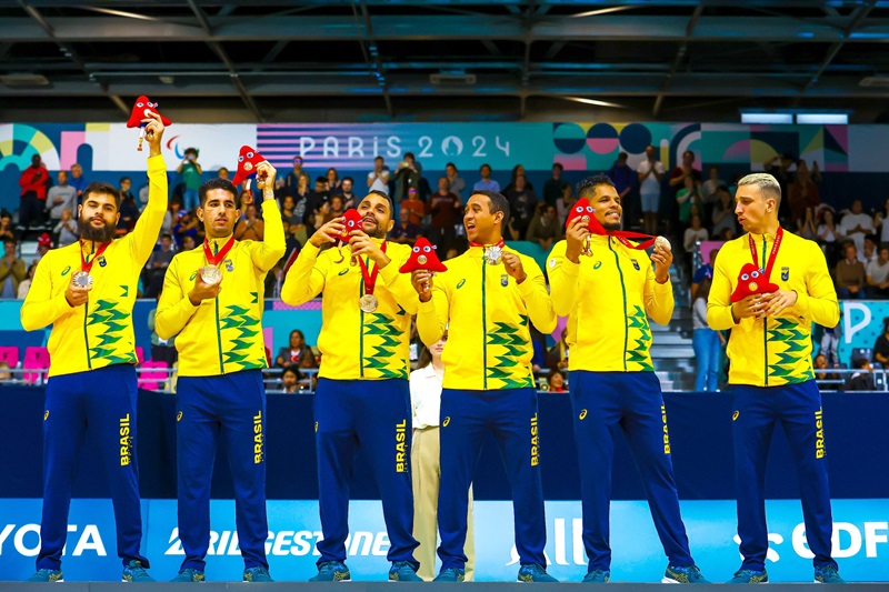 seleção masculina de goalball no pódio recebendo medalha de bronze