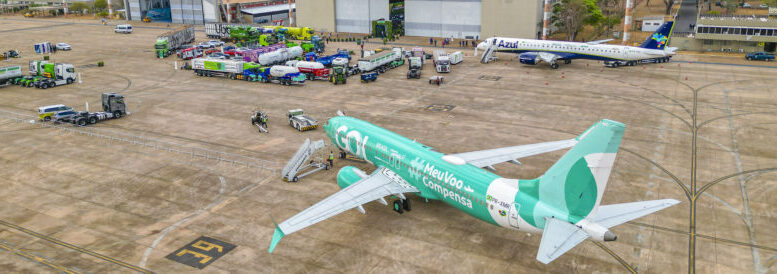 imagem aérea mostra um avião da Gol pintado de verde