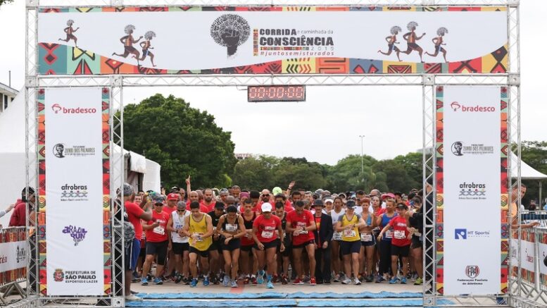 imagem do pórtico de largada com todoas as pessoas prontas para começar uma edição anterior da corrida da consciência.