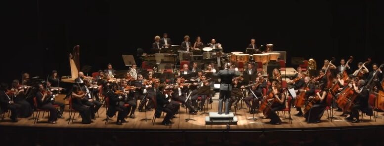 Orquestra Sinfônica Brasileira vista no palco