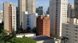 vista áérea de Moema, com alguns prédios, árvores e ceu azul