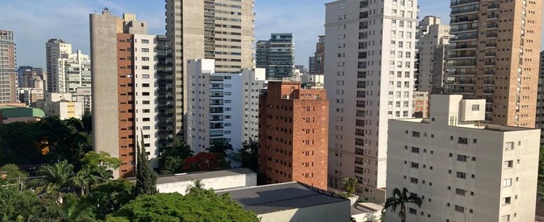 vista áérea de Moema, com alguns prédios, árvores e ceu azul