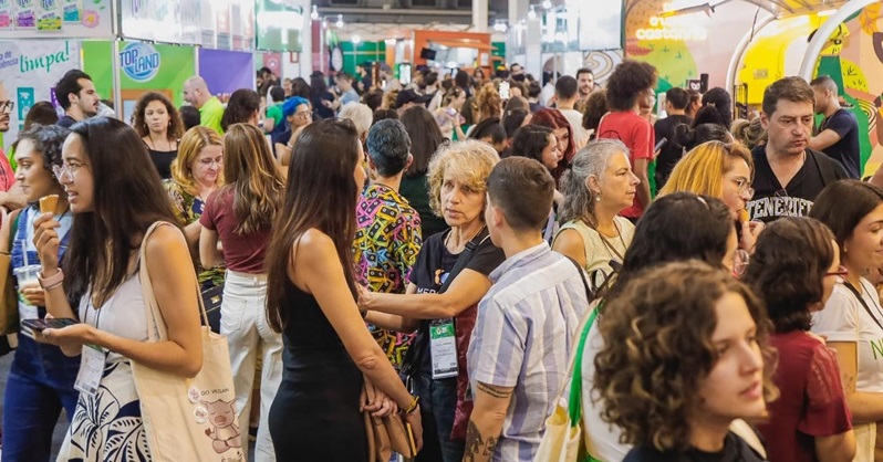 muitas pessoas em um corredor de feira de negócios lotado