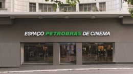 Fachada do Espaço PETROBRAS de Cinema em cinza com os dizeres em branco e a palavra petrobrás em verde.