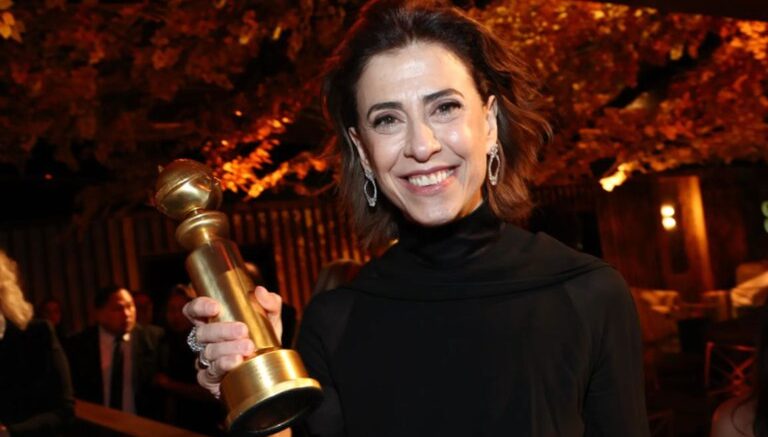 imagem da atriz Fernanda Torres sorrindo com o trofeu "globo de ouro" que recebeu