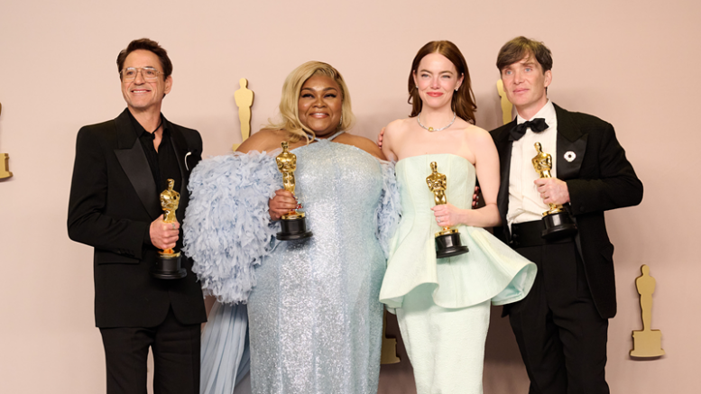 Robert Downey Jr., Da’Vine Joy Randolph, Emma Stone e Cillian Murphy posam lado a lado com estatuetas do Oscar na mão