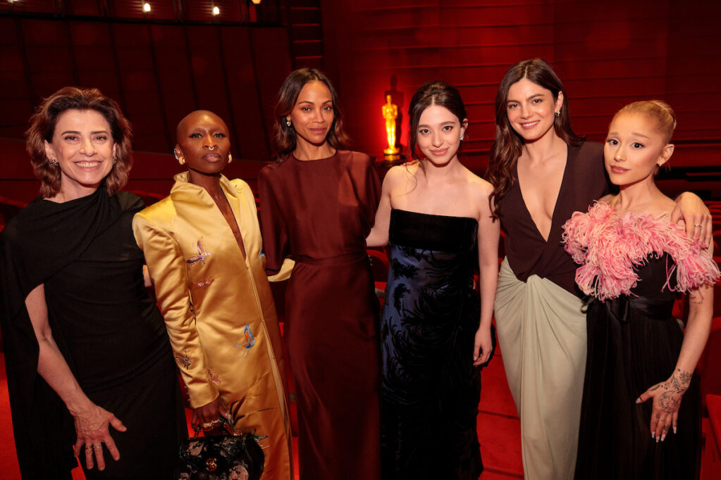 Posando lado a lado, as indicadas: Fernanda Torres, Cynthia Erivo, Zoe Saldaña, Mikey Madison, Monica Barbaro  e Ariana Grande. 