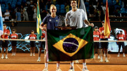 dois tenisas com a bandeira do brasil e o trofeu de duplas do rio open