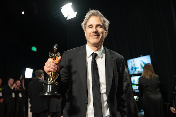 Walter Salles posa no backstage com o Oscar® por Melhor Filme Estrangeiro