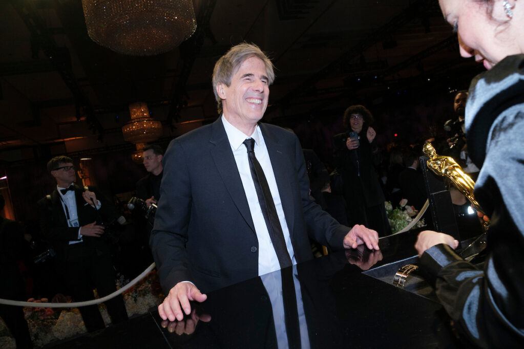walter salles sorri para a pessoa que vai gravar seu nome no Oscar