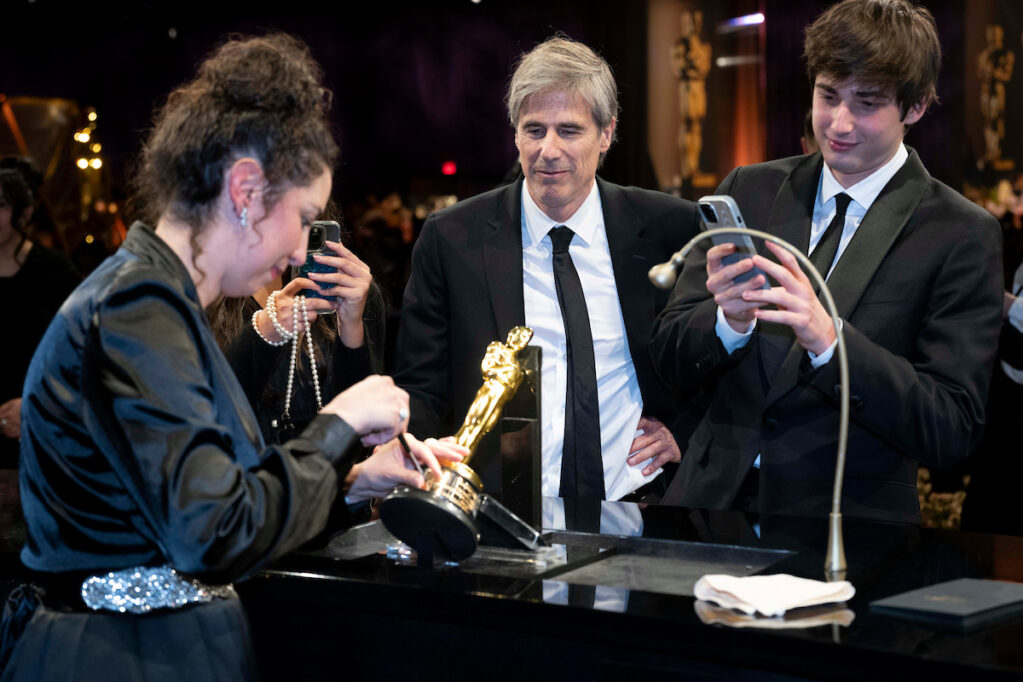 walter salles observa a pessoa colocando seu nome no Oscar (e seu filho grava pelo celular)