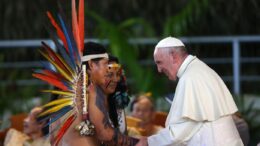dois indígenas cumprimentam o Papa Franciso na Amazonia