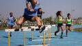 imagem de meninas em uma pista de corrida com barreiras.