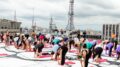 pessoas fazedo yoga em um heliponto