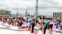 pessoas fazedo yoga em um heliponto