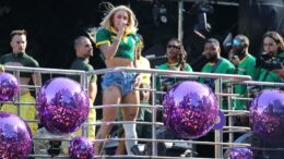 imagem da cantora Pablo de top verde da seleçao brasileira e short, em cima de uma carro de som